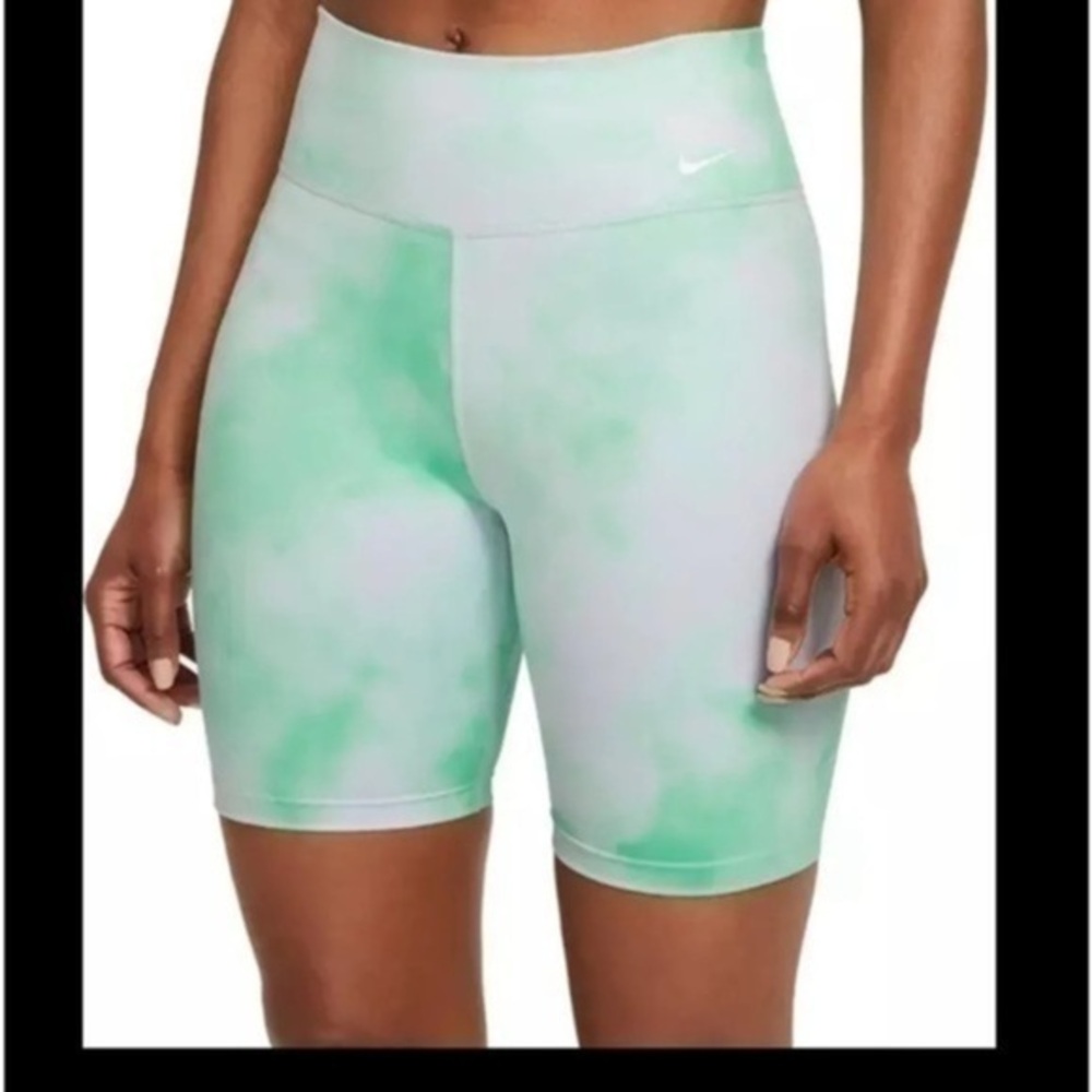 NWT Nike High Rise Bikers Shorts Size Small
